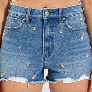 NWT American Eagle Cotton Denim Mom Shorts With Embroidered Flowers Size 28W / 6